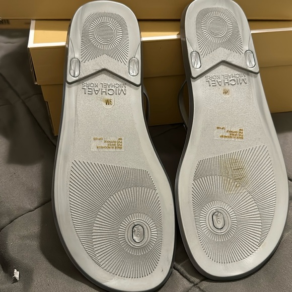 Michael Kors New in Box MK Charm Jelly PVC - size 9 - Picture 3 of 4